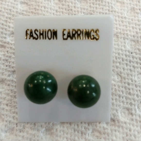 *3/$20* New Vintage Jade Gem Stone pierced stud earrings - Picture 1 of 3